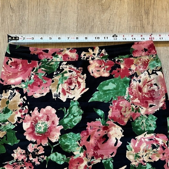 Talbots Floral Skirt Black w Green and Pink Flowers Size 10 - Picture 4 of 9